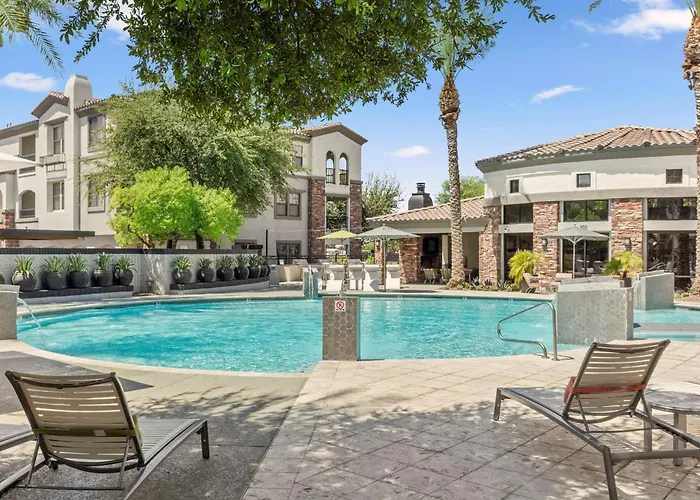 Cozysuites By The Stadium With Pool 17 Apartment Glendale