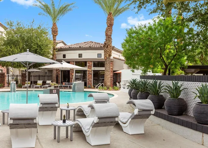 Cozysuites By The Stadium With Pool 17 * Glendale
