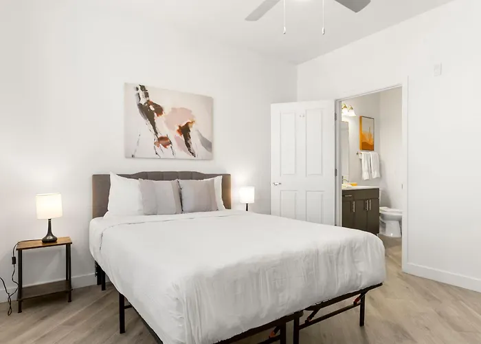 Cozysuites By The Stadium With Pool 17 *