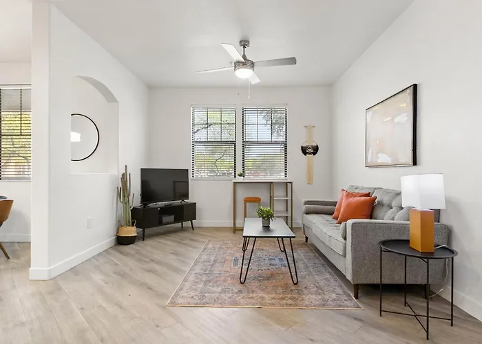 Cozysuites By The Stadium With Pool 17 * Glendale