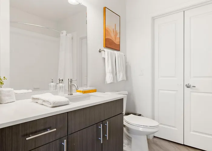 Cozysuites By The Stadium With Pool 17 * Glendale