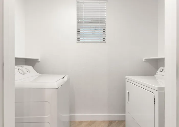 Cozysuites By The Stadium With Pool 17 * Glendale