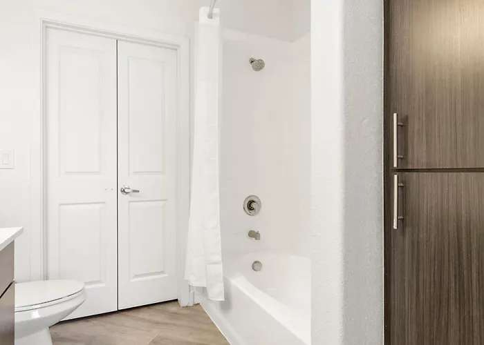 Cozysuites By The Stadium With Pool 17