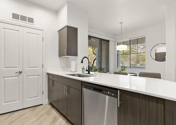 Cozysuites By The Stadium With Pool 17 * Glendale