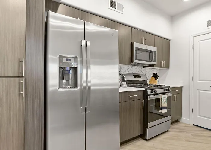 Cozysuites By The Stadium With Pool 17 Glendale