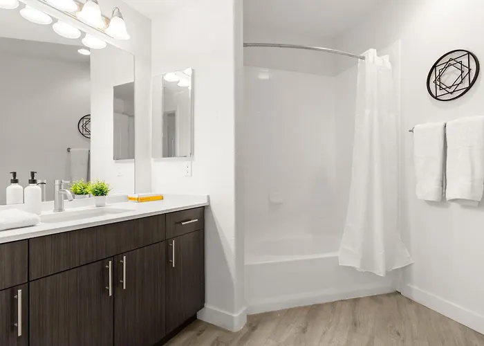 Cozysuites By The Stadium With Pool 17 *